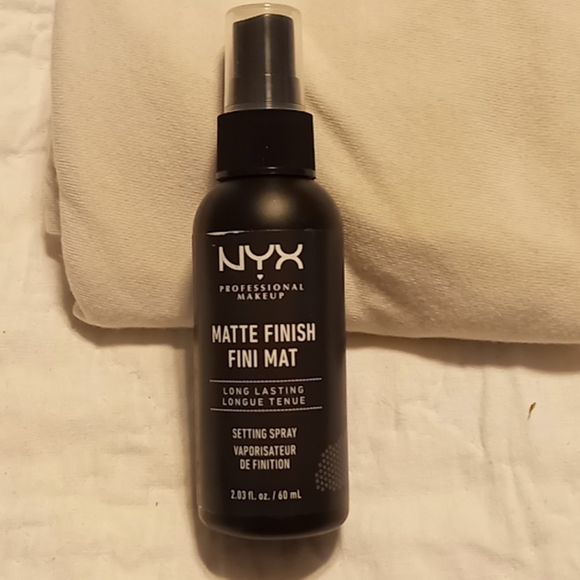NYX  Matte Finish Makeup Setting Spray - Picture 2 of 4